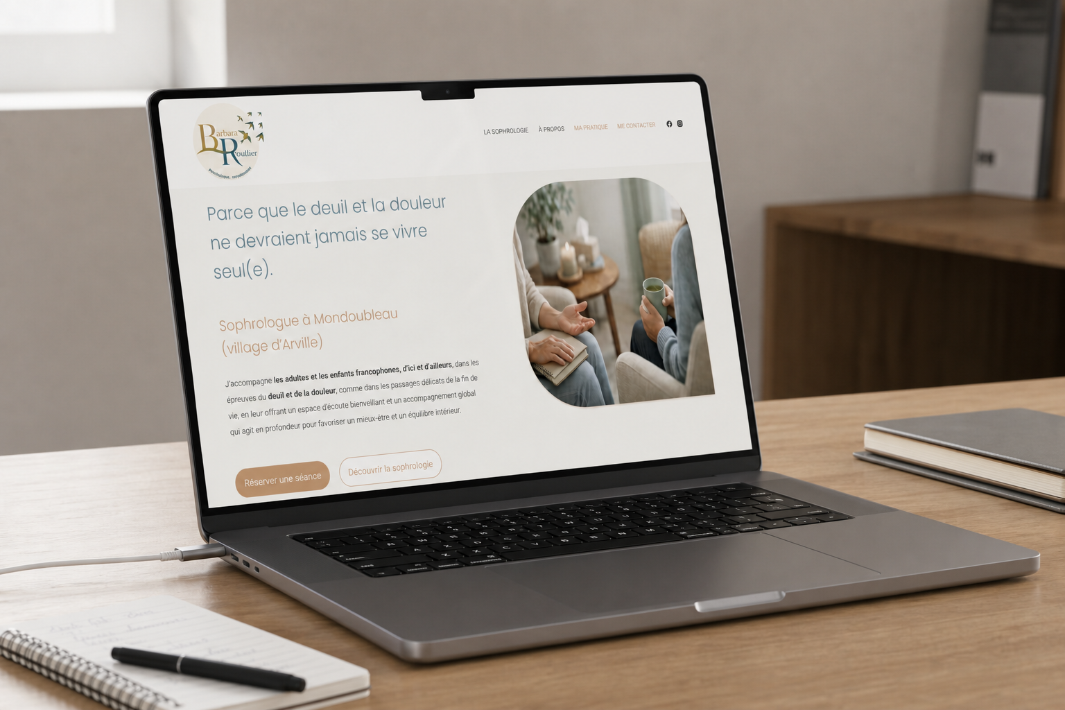 Image d'un mockup de site web sur un pc portable posé sur un bureau.
